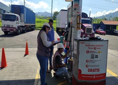 Fotografía funcionarios realizando control